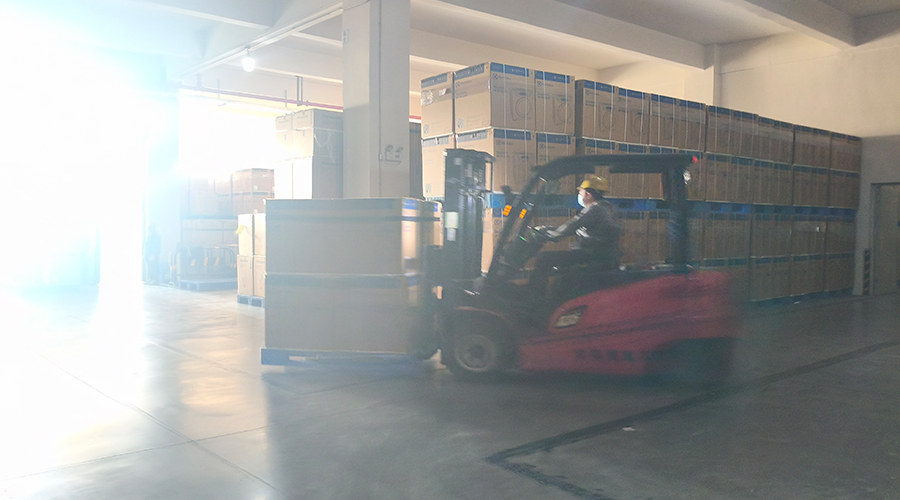 倉(cāng)庫(kù)繁忙，每日多條柜滾筒干衣機(jī)發(fā)往全球