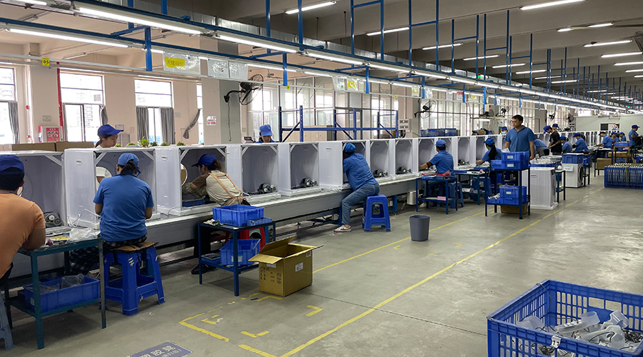 四月訂單高峰，車間繁忙景象