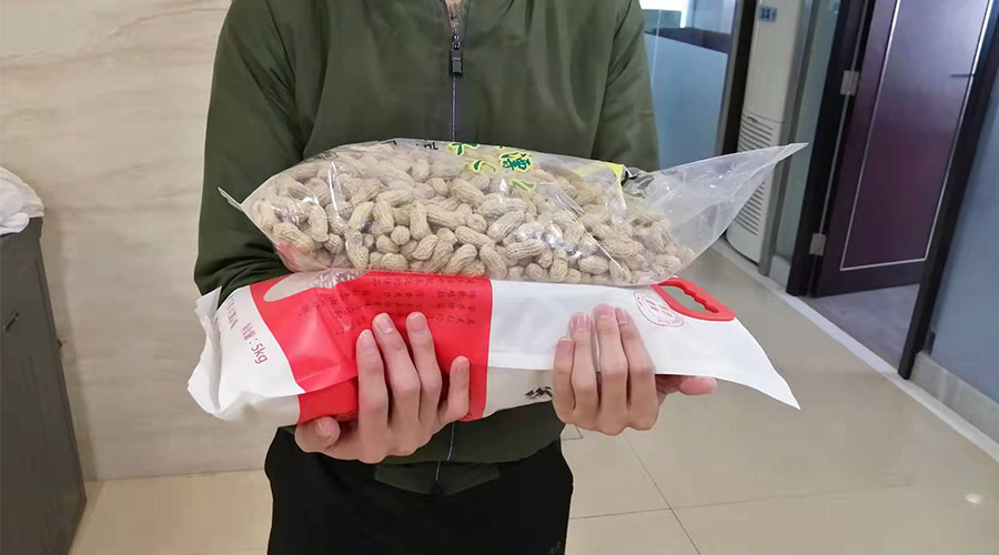 新春關(guān)懷 禮滿情暖！金環(huán)電器給員工發(fā)年貨